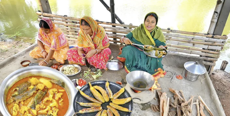 মাঠ থেকে কৈমাছ ধরে আলু ফুলকপি দিয়ে ঝোল রান্না করলাম সাথে বেগুন ভাজা || fishing by popi